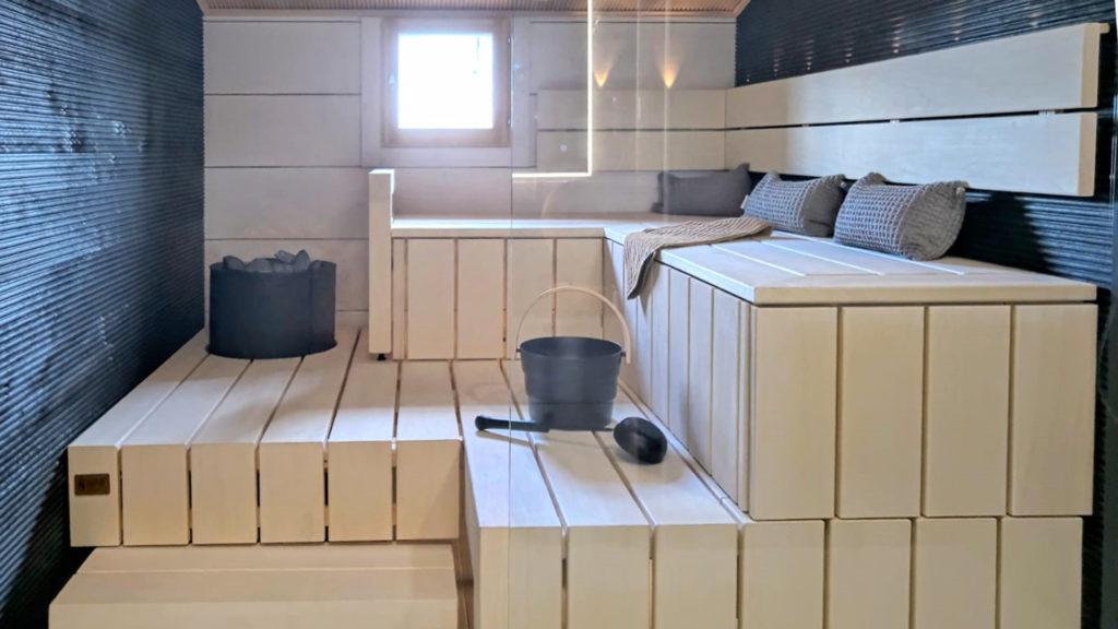 Musta Sähkökiuas Sumu integroituna lauteisiin moderni sauna
